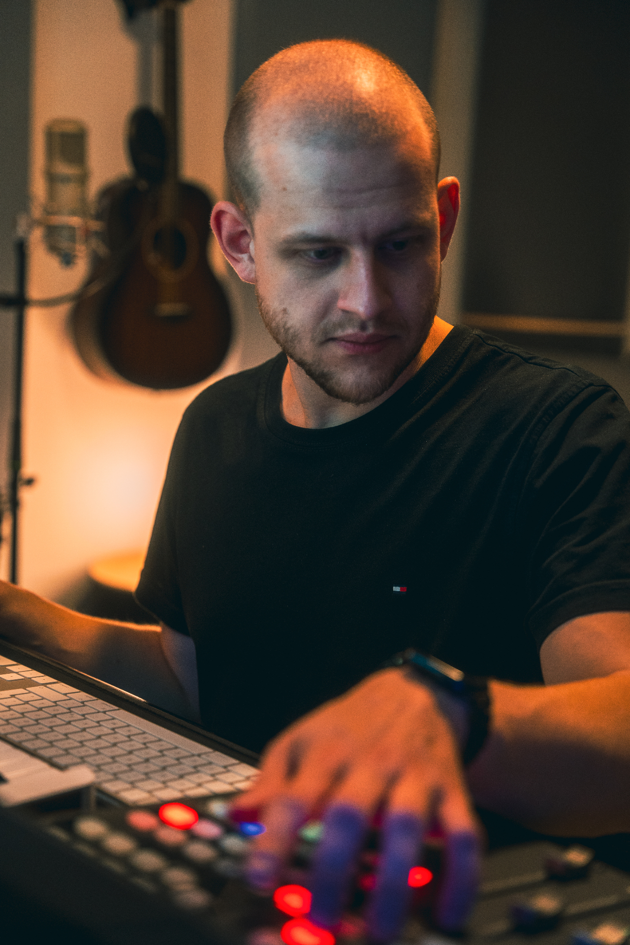 Stefan Meyer am Mischpult im Studio